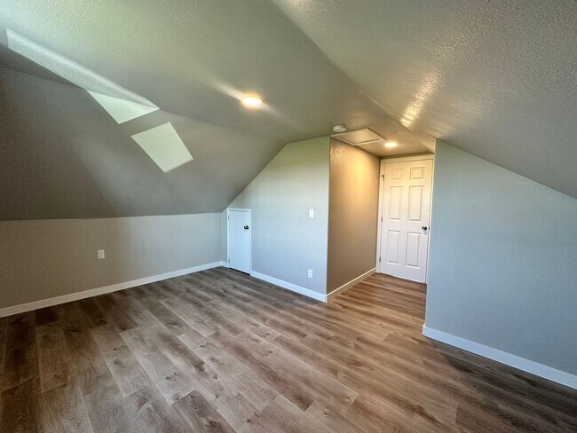 Building Photo - $500 OFF Move in Costs!!