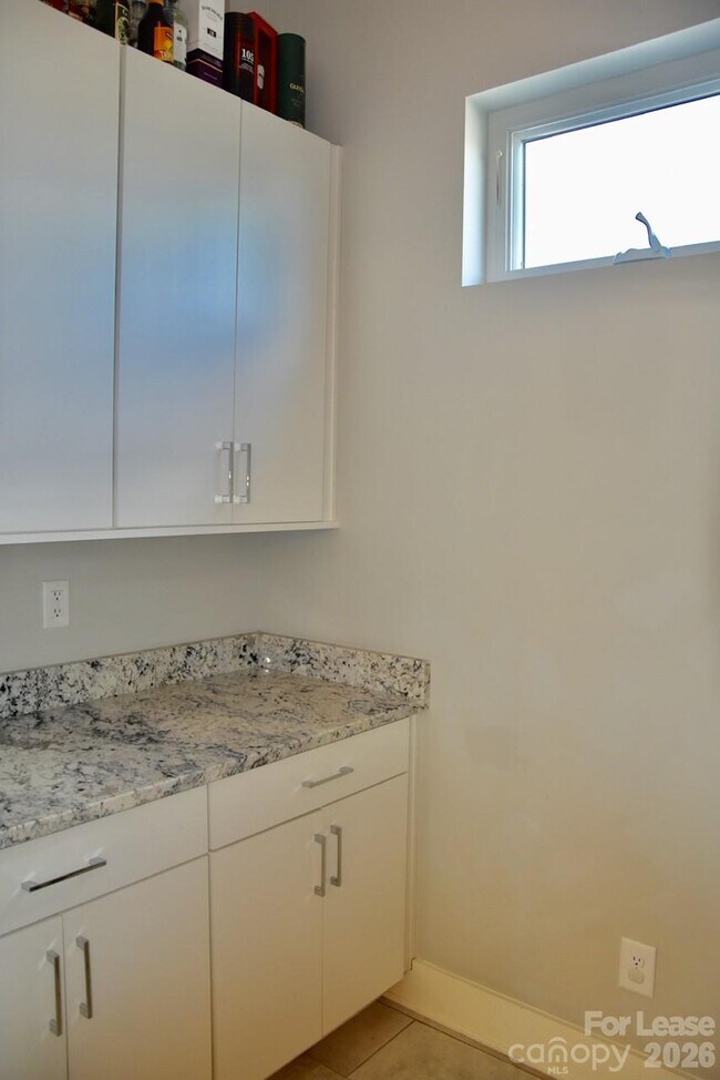 Building Photo - 916 Westbrook Dr