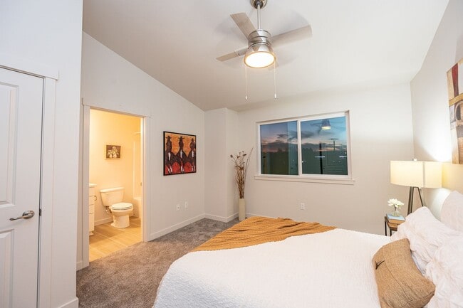 Building Photo - Carefree living in vibrant downtown Puyallup!