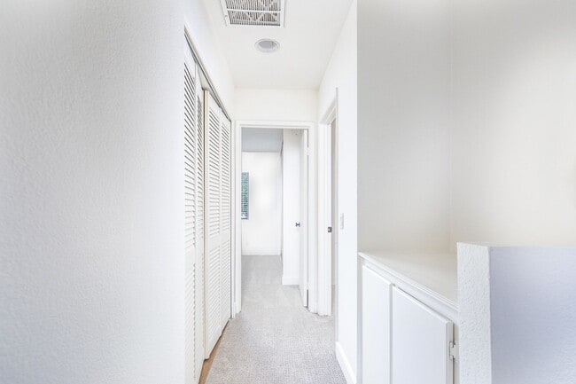 Building Photo - Townhome in Lake Forest
