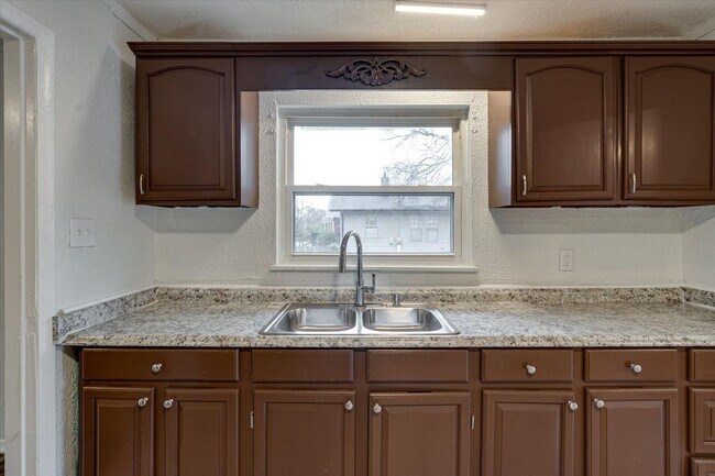 Building Photo - 2000 Milne St