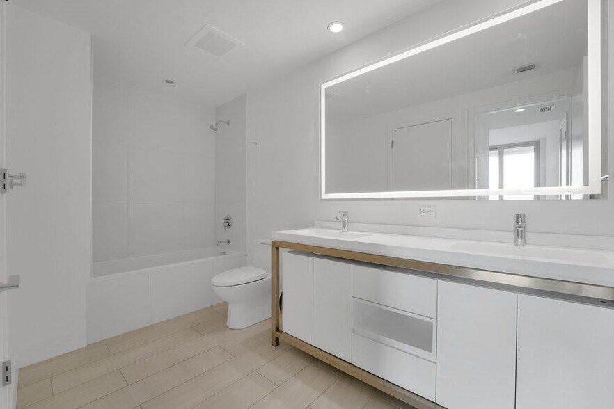 Building Photo - 2000 Metropica Way