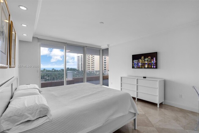 Building Photo - 785 Crandon Blvd