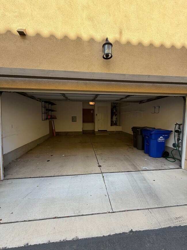 Building Photo - ESCALA - Luxury 2 / 2.5 Townhouse + 2 Car Garage in Gated Escala Community