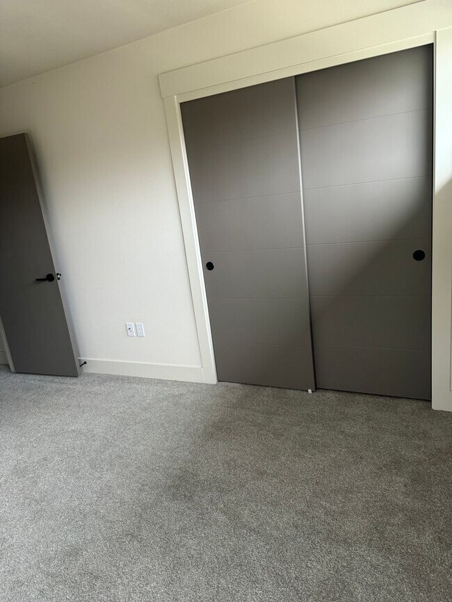 Building Photo - Exceptional 3 Bedroom / 2.5 Bath Modern Townhouse