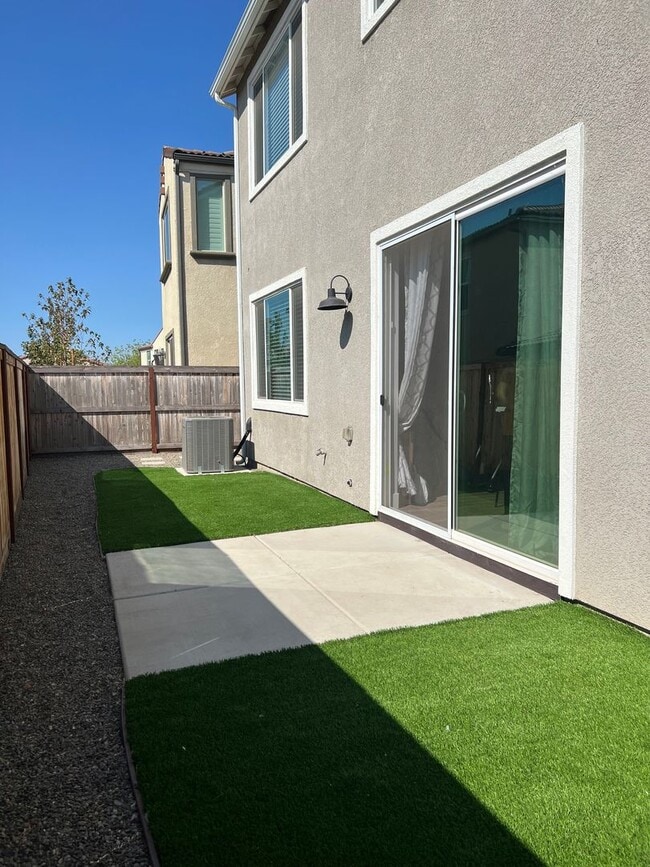 Building Photo - Tesoro Viejo- 3 bedroom 2.5 Bath
