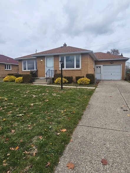 Primary Photo - 44 Aurora Dr