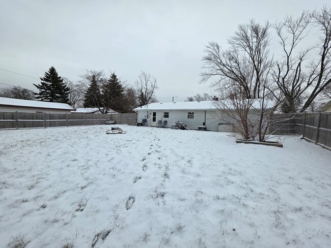 Building Photo - 19136 W Jacquie Ave