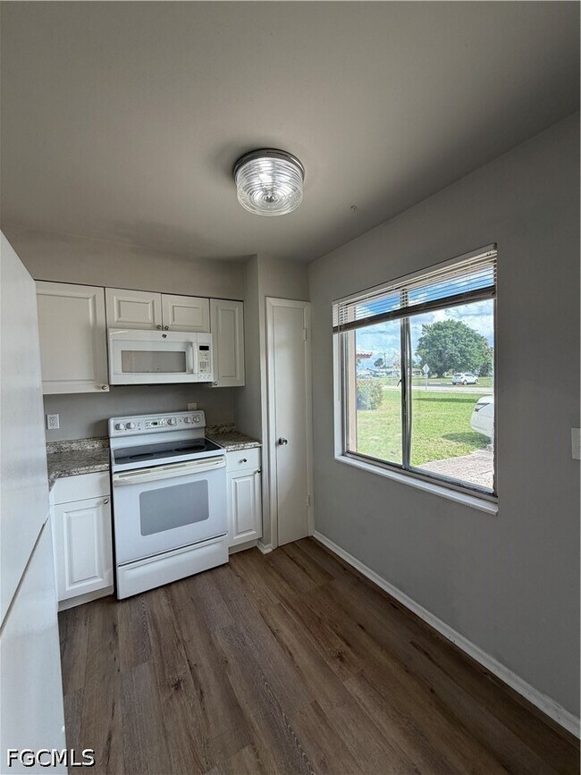 Building Photo - 1920 W Lakeview Blvd