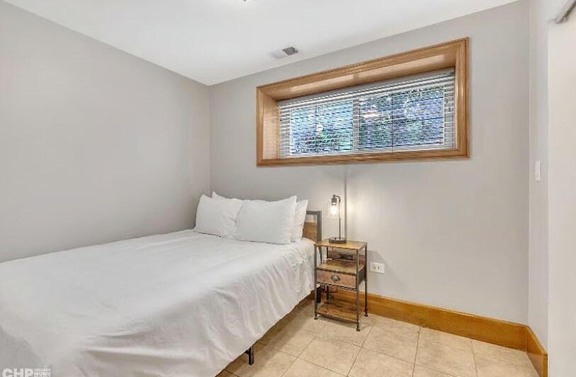 Building Photo - 1353 S California Ave