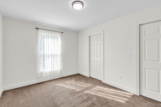 Building Photo - 4017 W River Pkwy