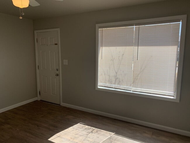 Building Photo - Very Nice 2 Bed 1 Bath Home In Great Locat...