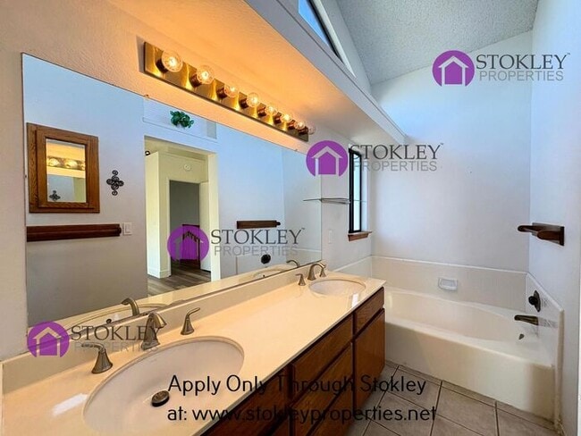 Building Photo - 1105 Rock Creek Way