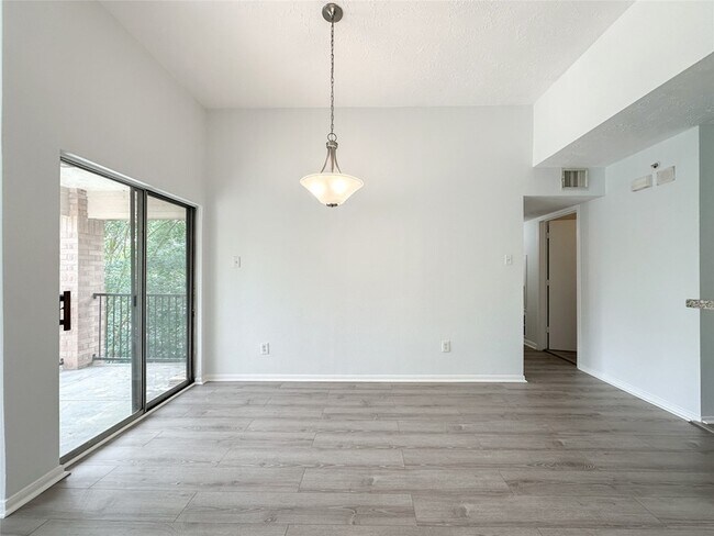 Building Photo - 8051 Bay Branch Dr