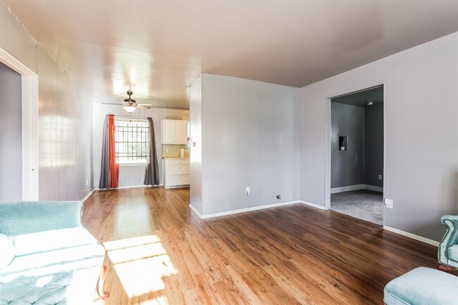 Building Photo - 7730 Darnay Dr