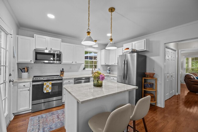 Building Photo - Gorgeous 3 Bedroom Traditional Home Locate...