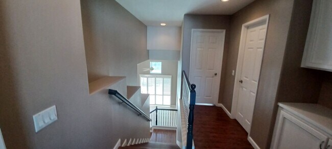 Building Photo - Bright And Airy End Unit In Gated Sanderling Community