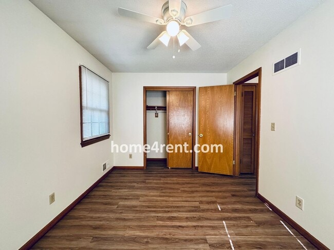 Building Photo - Charming Duplex Style Home with New Paint, Updated Floors, Finished Basement and a Quiet Back Patio!