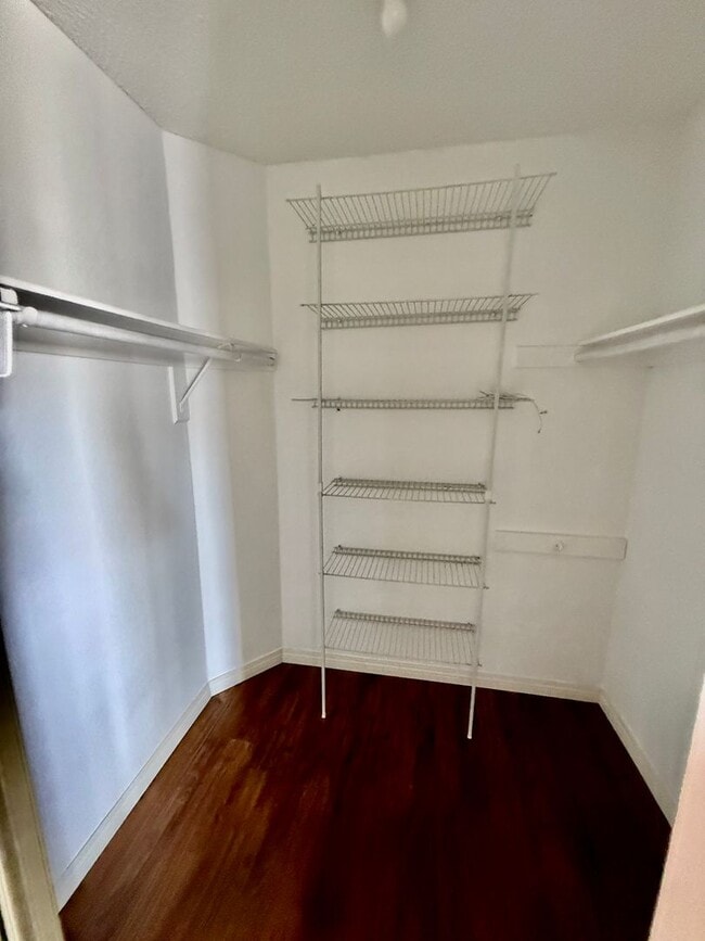 Building Photo - Single Story Condo end unit