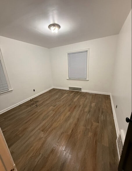 Building Photo - 3938 E 177th St