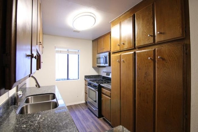 Building Photo - 2 bedroom in Studio City CA 91604