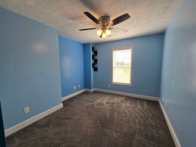 Building Photo - 103 Flag Dr