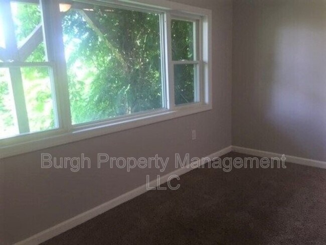 Building Photo - 6 Regina St