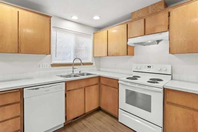 Building Photo - Updated SE Portland Townhome - Near Woodstock
