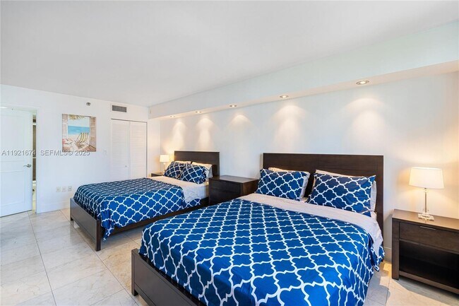 Building Photo - 540 Brickell Key Dr