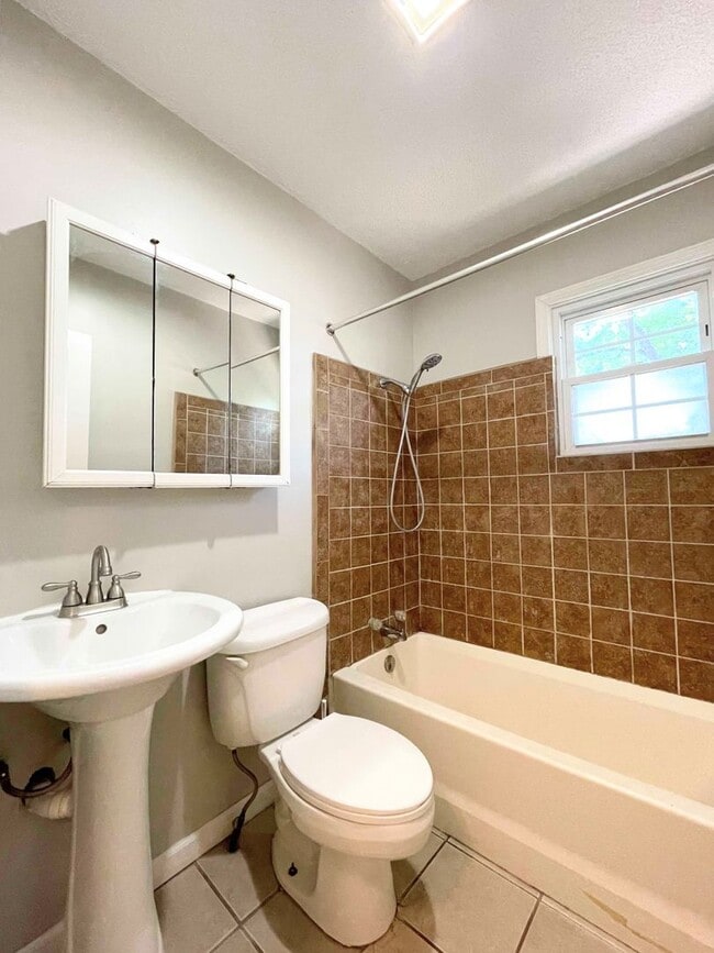 Building Photo - Nice 4 bedroom Home