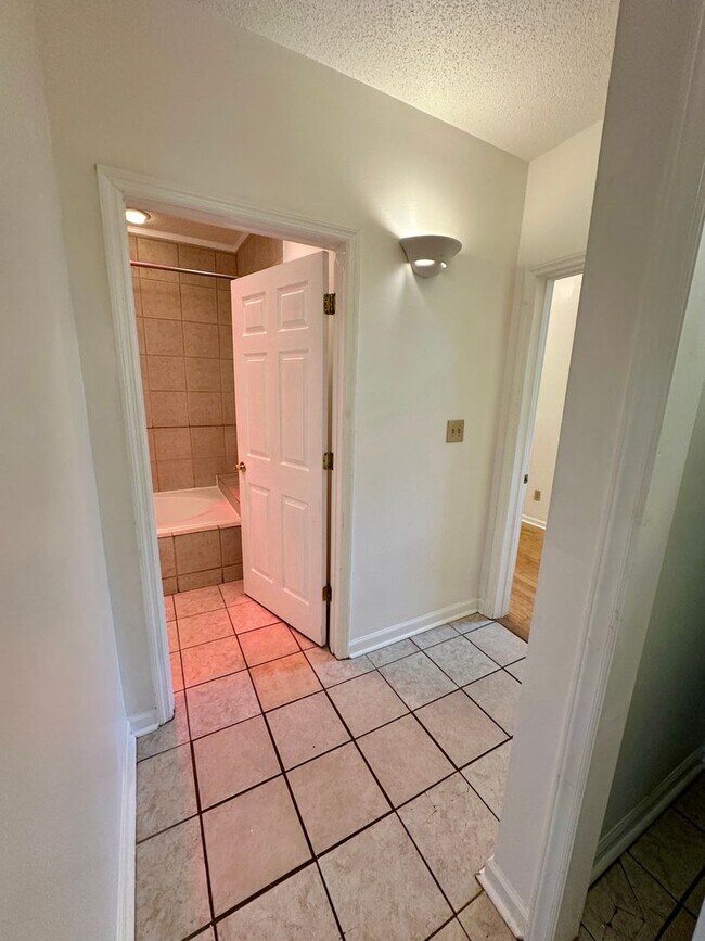 Building Photo - 3 BED | 2 BATH | GATED BACKYARD | THOMAS S...