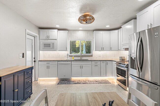 Building Photo - 285 Le Jeune Dr