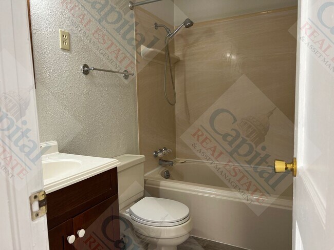 Building Photo - Cozy 2 Bedroom