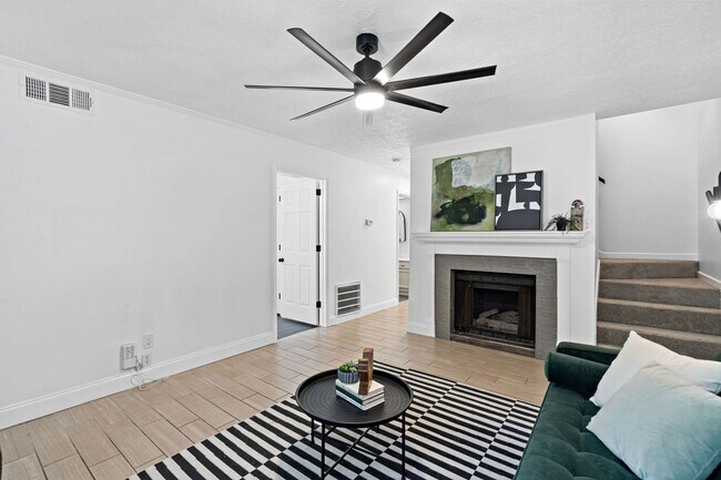 Building Photo - Fully renovated condo in Hendersonville