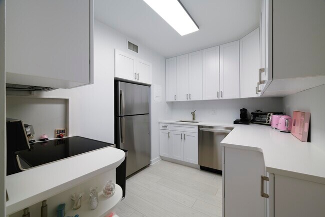 Building Photo - 170 N Ocean Blvd