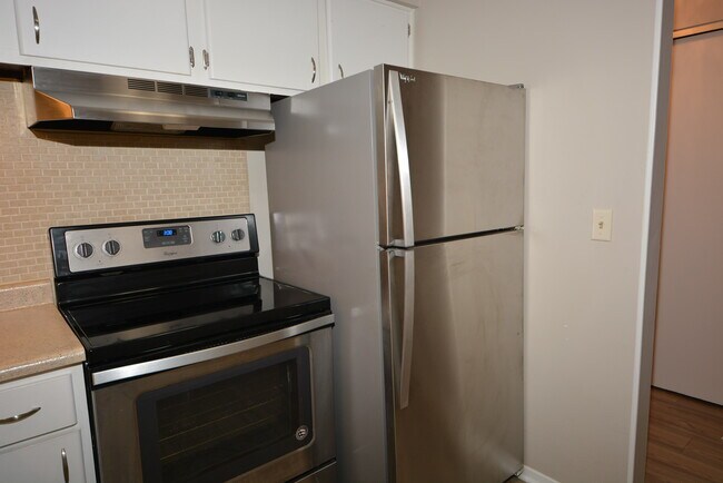 Building Photo - 4330 Villa Dr