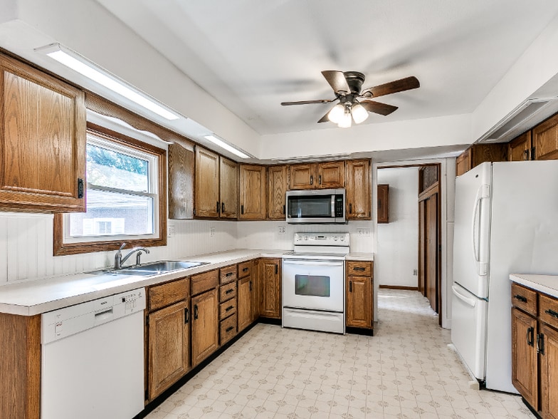 Building Photo - 2204 Melrose Ave