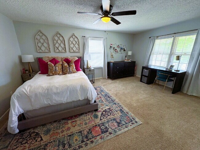 Building Photo - Stunning Three Bedroom Home Located Near R...