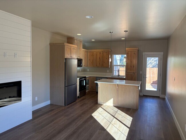 Building Photo - 63286 NW Ski Ln