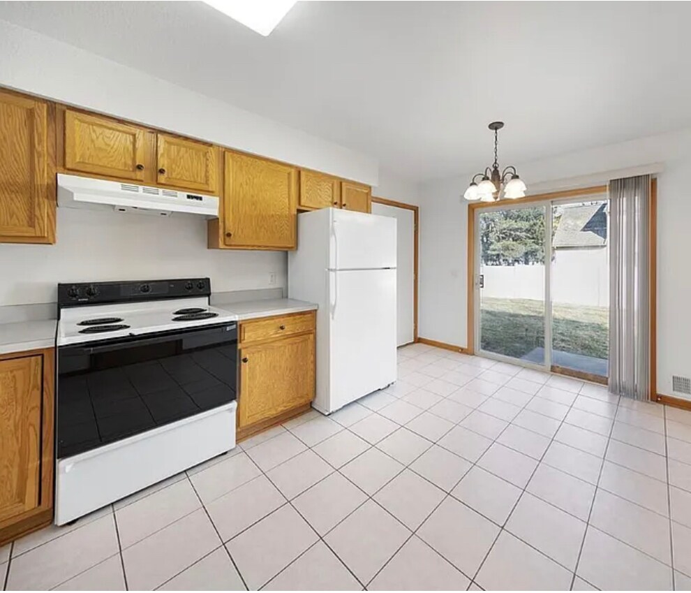 Building Photo - 7224 Douglas Rd