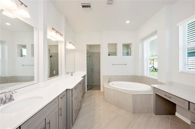 Building Photo - 12655 Wellen Golf St