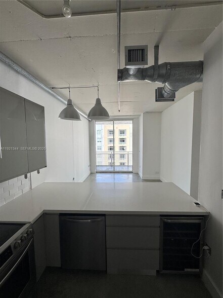 Building Photo - 444 NE 30th St