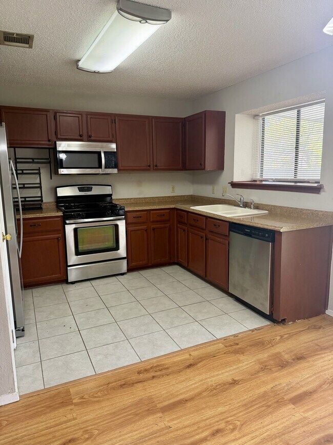 Building Photo - 1707 Honeysuckle Ln