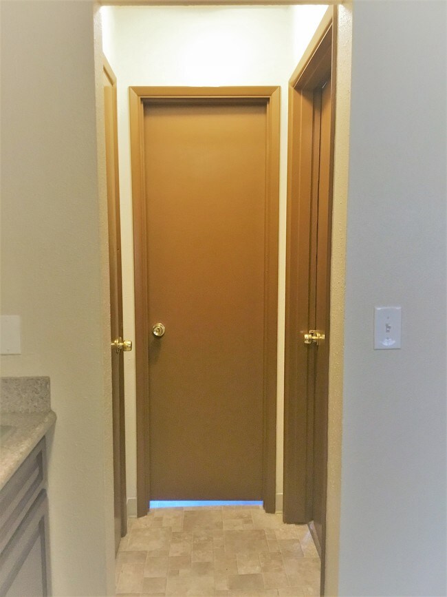 1 x 1 - Country Square Apartments