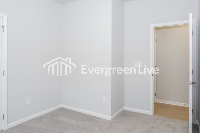 Building Photo - 221 Shangrila Wy