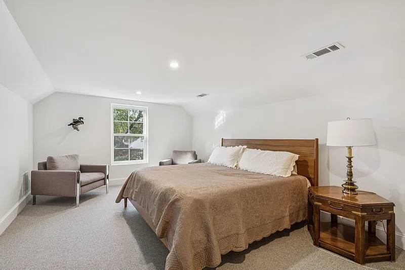 Building Photo - 2020 Lakeland Dr