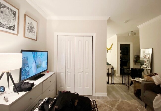 Building Photo - 726 W Roscoe St