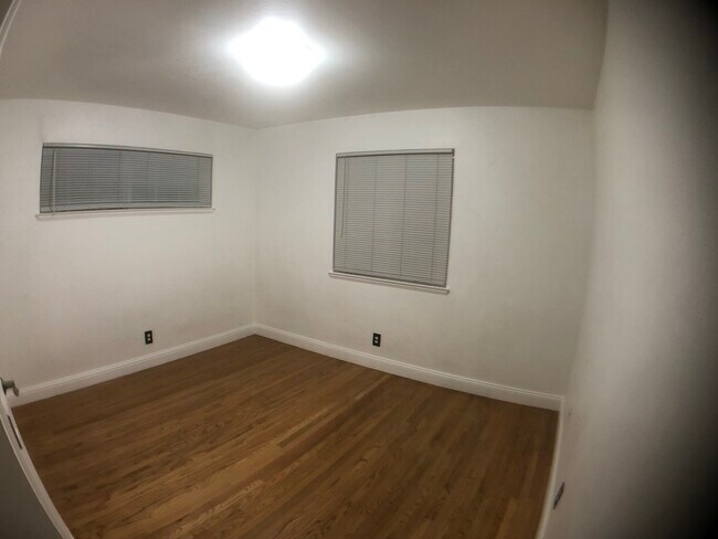 Building Photo - 906 Sycamore Ln