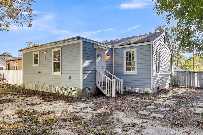 Building Photo - Charming North Charleston Home