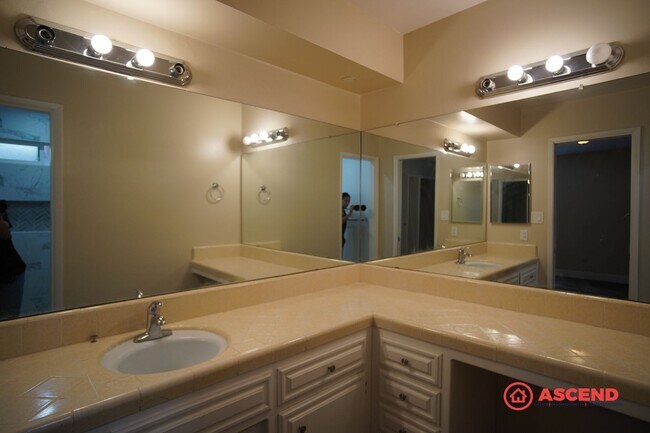 Building Photo - Phenomenal Home Located In Gated Community!